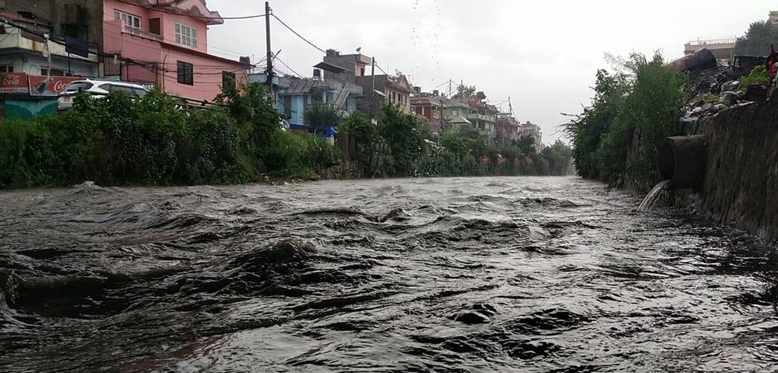 भीषण वर्षापछि विष्णुमती र धोबीखोलामा बाढीको खतरा, साँझसम्म उच्च सतर्कता अपनाउन आग्रह