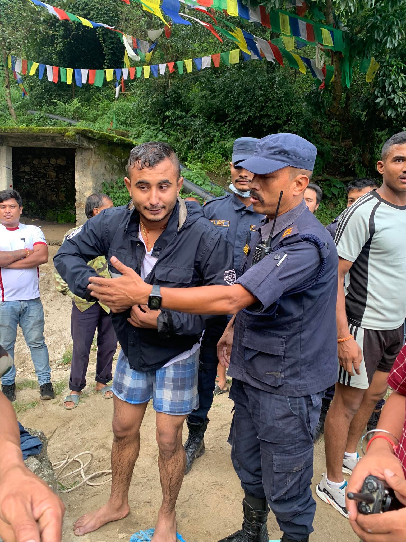 सुन्दरीजल खोलामा खसेर बेपत्ता भएका पुरूषको उद्धार (तस्बिरहरू)