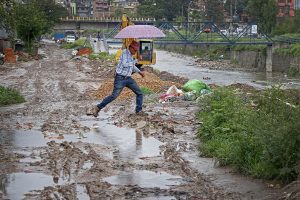 काठमाण्डौसहित धेरै ठाउँमा रातभर वर्षा : ढलसँगै बगेको फोहरले सडक अस्तव्यस्त