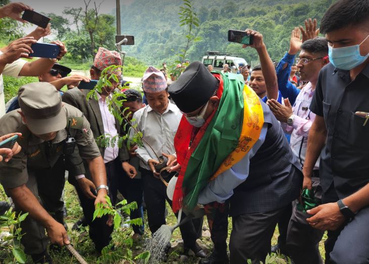 धरानमा विरूवा रोप्दै  प्रचण्डले भने ‘माओवादीले गर्नुपर्ने काम हर्कजीले गरिरहनु भएको छ’