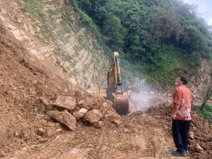 असार २७ गतेबाट अवरूद्ध थानकोट-चित्लाङ सडक खुल्यो (भिडियोसहित)