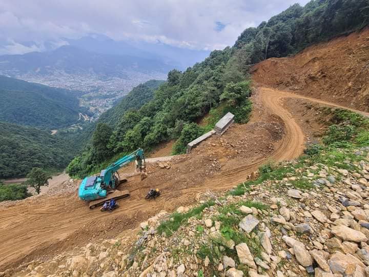 थानकोट-चित्लाङ सडकको पहिरो आज हटाइ सकिने, साँझबाट सवारी सञ्चालनको सम्भावना