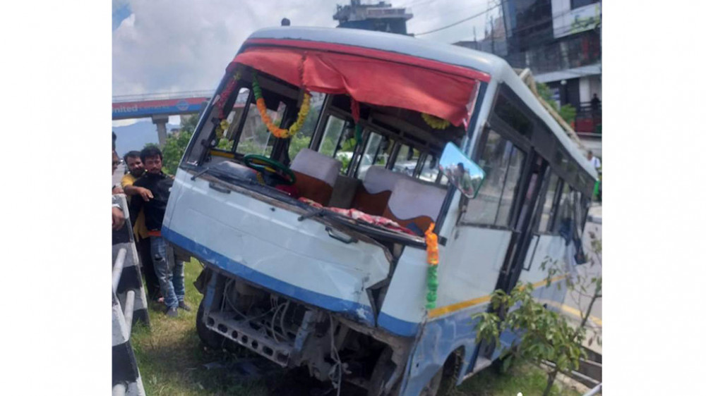 सानेपा नजिकै यात्रु बस दुर्घटना, ८ जना यात्रु घाइते