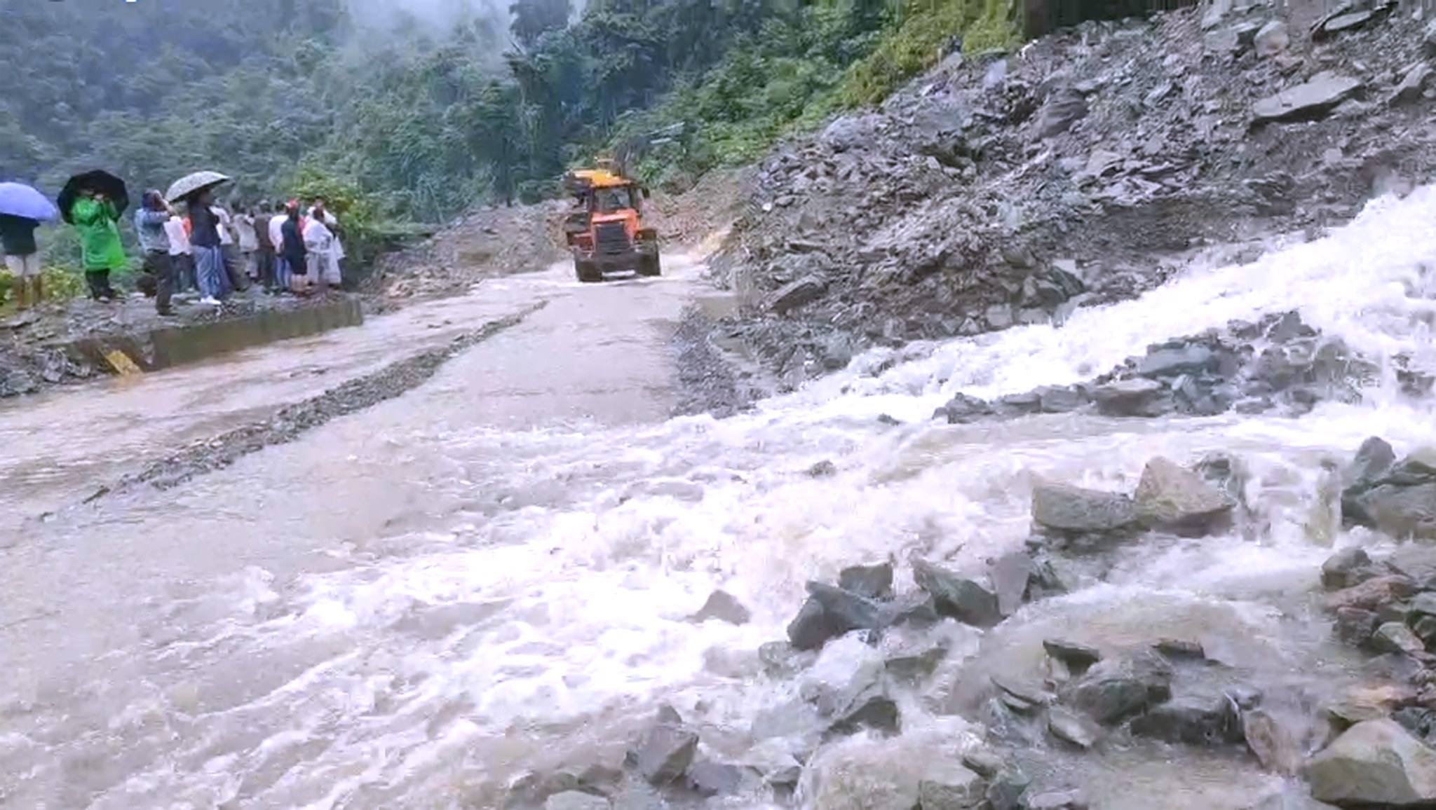 पहिरोले अवरूद्ध मुग्लिन-नारायणगढ सडक खण्ड खुल्यो