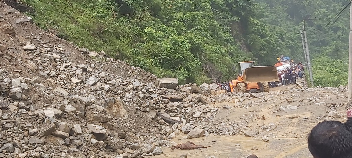 पहिरोले नारायणगढ-मुग्लिन सडक खण्ड अवरुद्व