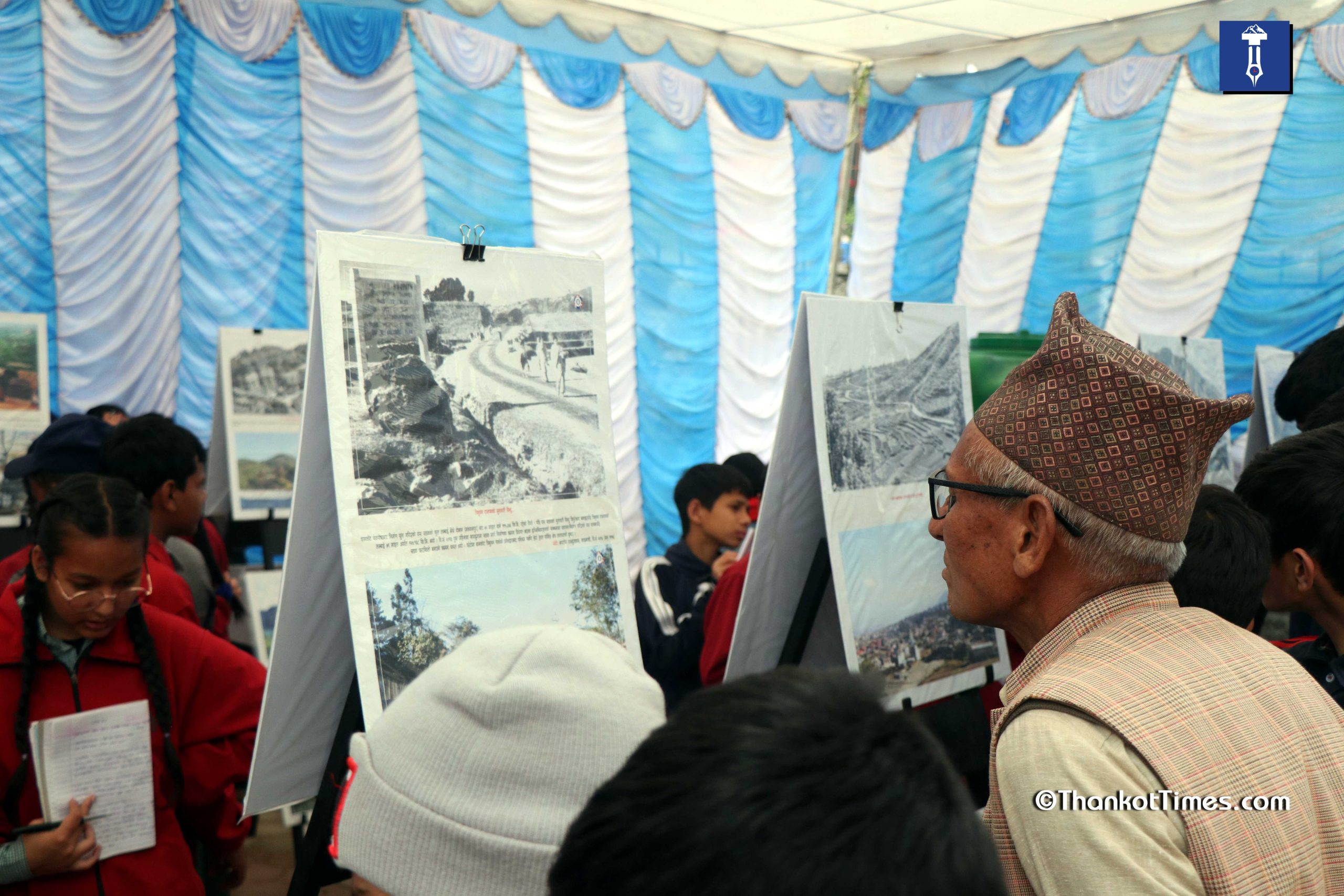 मातातीर्थ क्षेत्रका पुराना तस्बिरहरू हेर्न स्थानीयहरूको उल्लेख्य उपस्थिति