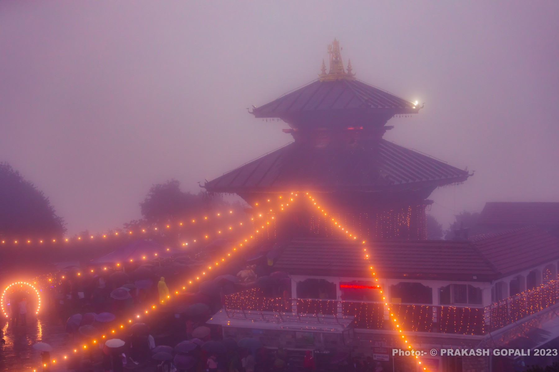 वर्षा र हुस्सुसँग लुकामारी खेल्दै चन्द्रागिरिस्थित भालेश्वर महादेव मन्दिरमा विशेष आरती (तस्बिरहरू)