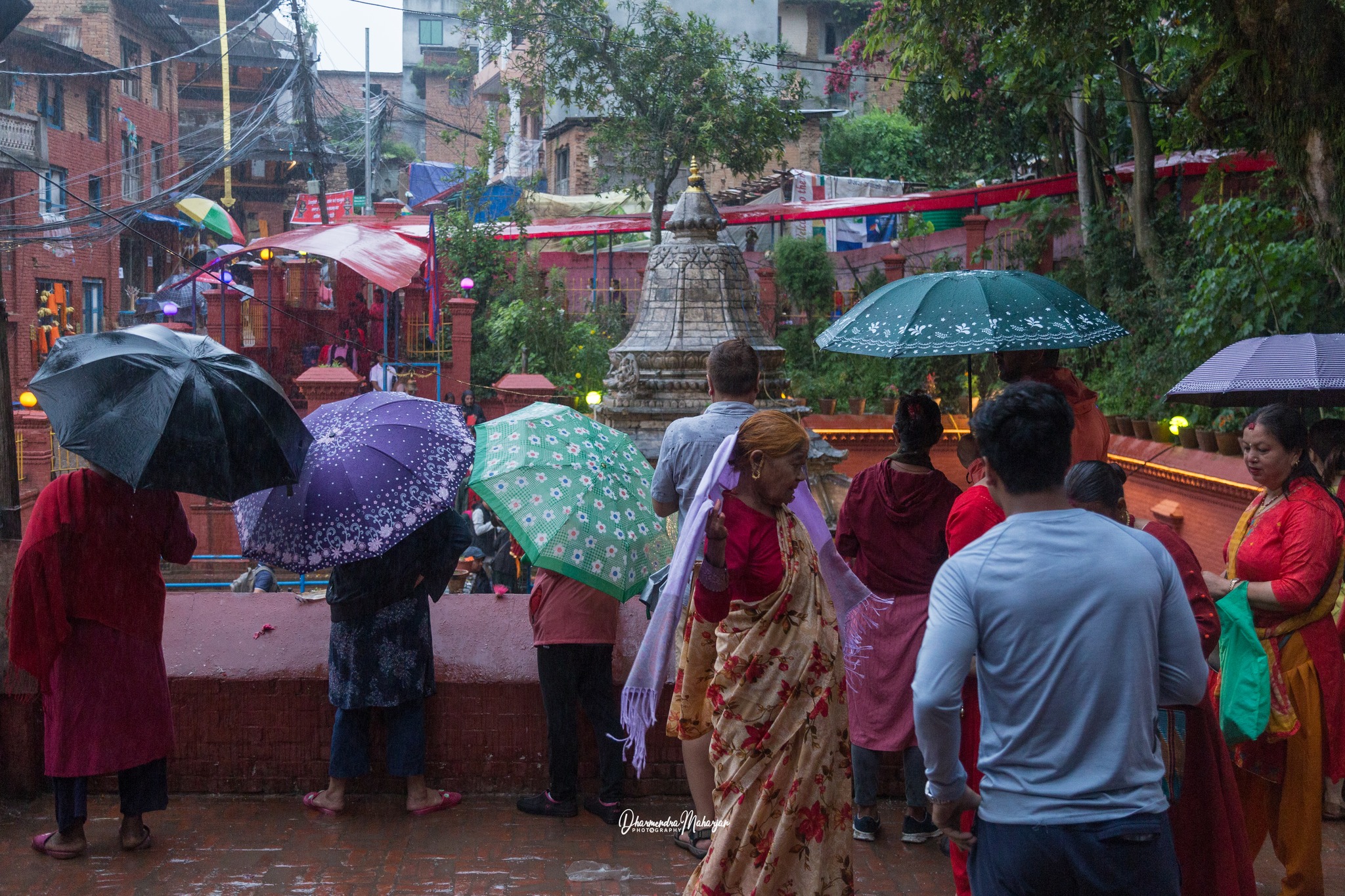 पुरूषोत्तम मास मेलाको ११औं दिन छाता ओढेर मत्स्यनारायणको दर्शन गर्न श्रद्धालुहरूको भीड