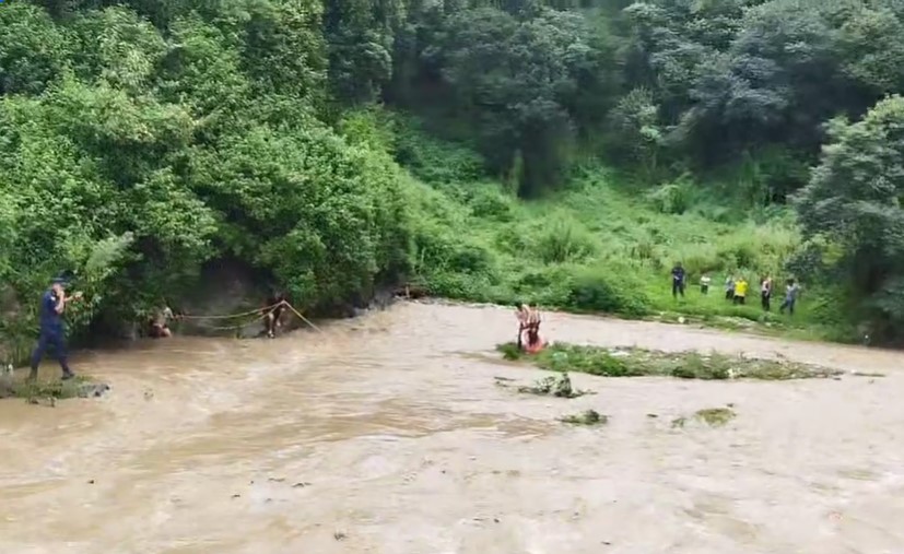 बल्खु खोलामा पाैडी खेल्न जाँदा अड्किएका दुई जना बालकको उद्धार