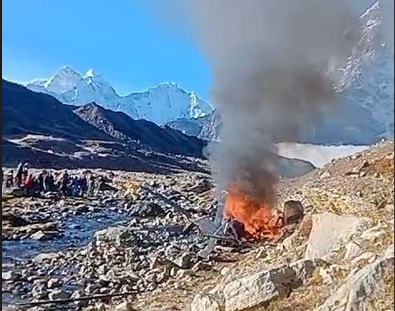 हेलिकप्टर दुर्घटनामा परी घाइते भएका मनाङ एयरका पाइलट प्रकाश सेढाईंकाे निधन