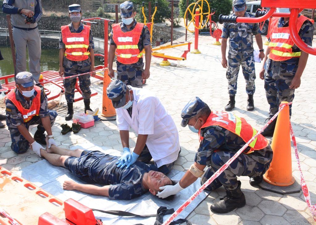 टाैदहमा डुबेका मानिसको सशस्त्र प्रहरीले उद्दार गर्न थालेपछि…