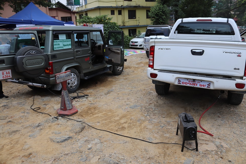 थानकोटमा चन्द्रागिरि नगरका जनप्रतिनिधि तथा कर्मचारी सवार गाडी जाँच हुन थालेपछि….