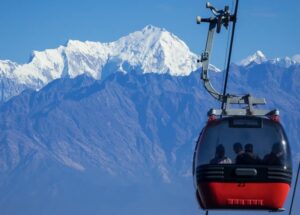 चन्द्रागिरि केबलकारमा प्राविधिक समस्या, टप स्टेशनमा यात्रुहरू रोकिए, गन्डोलाका यात्रुको उद्दार