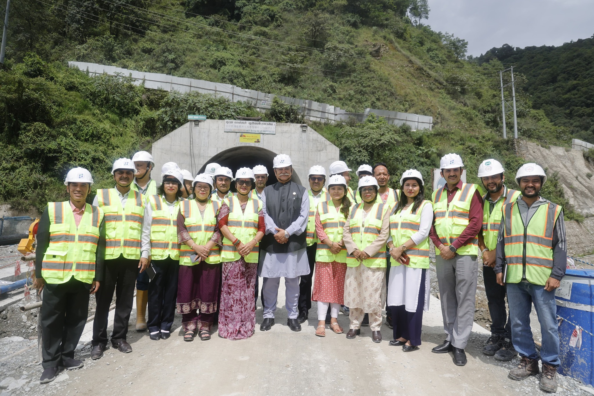 नागढुङ्गा सुरुङमार्ग अवलोकन गर्न संघीय सांसद्हरूको टोली चन्द्रागिरिमा