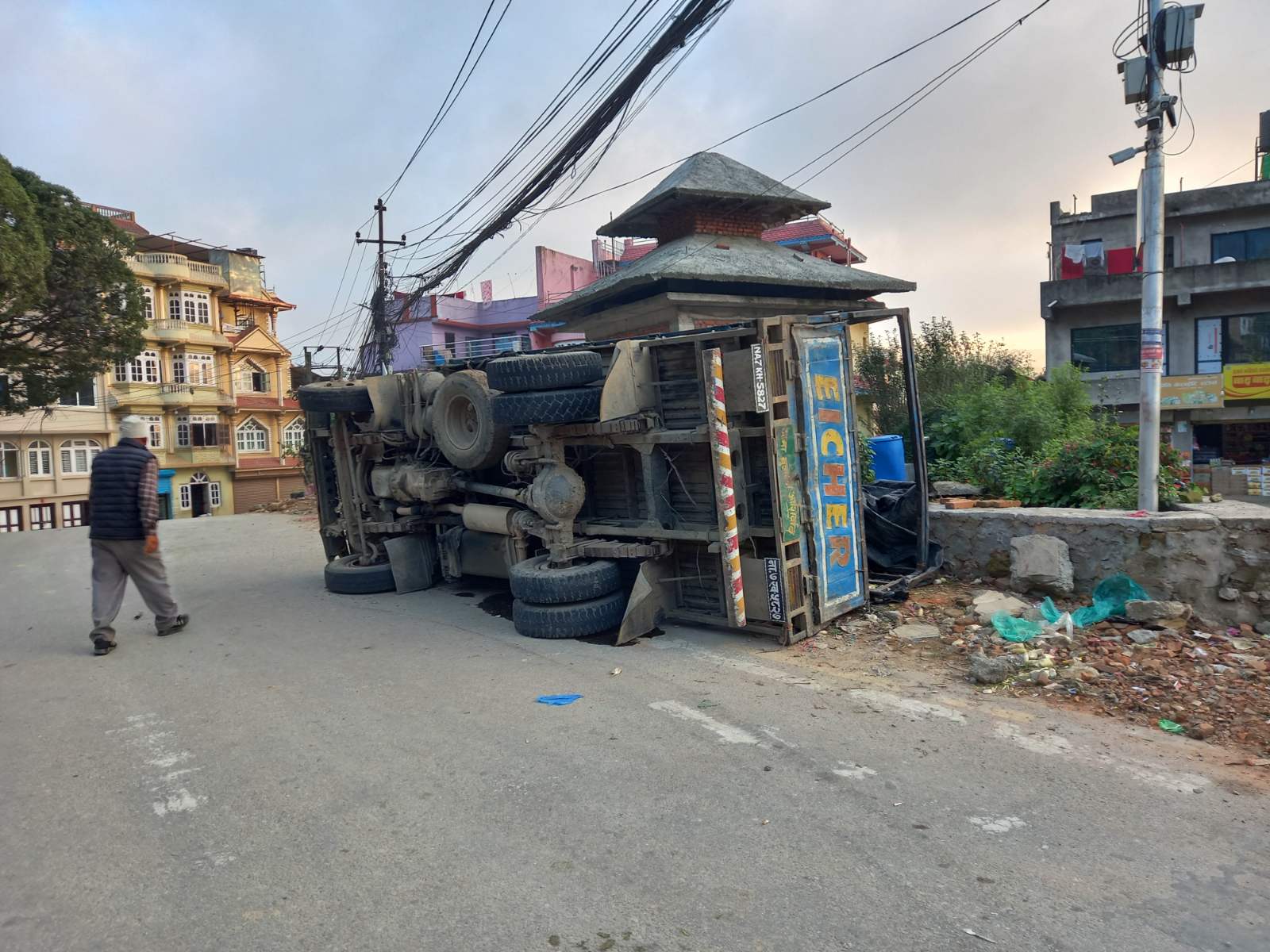 थानकोट गाेदाम चाेकमा गाडी पल्टियाे