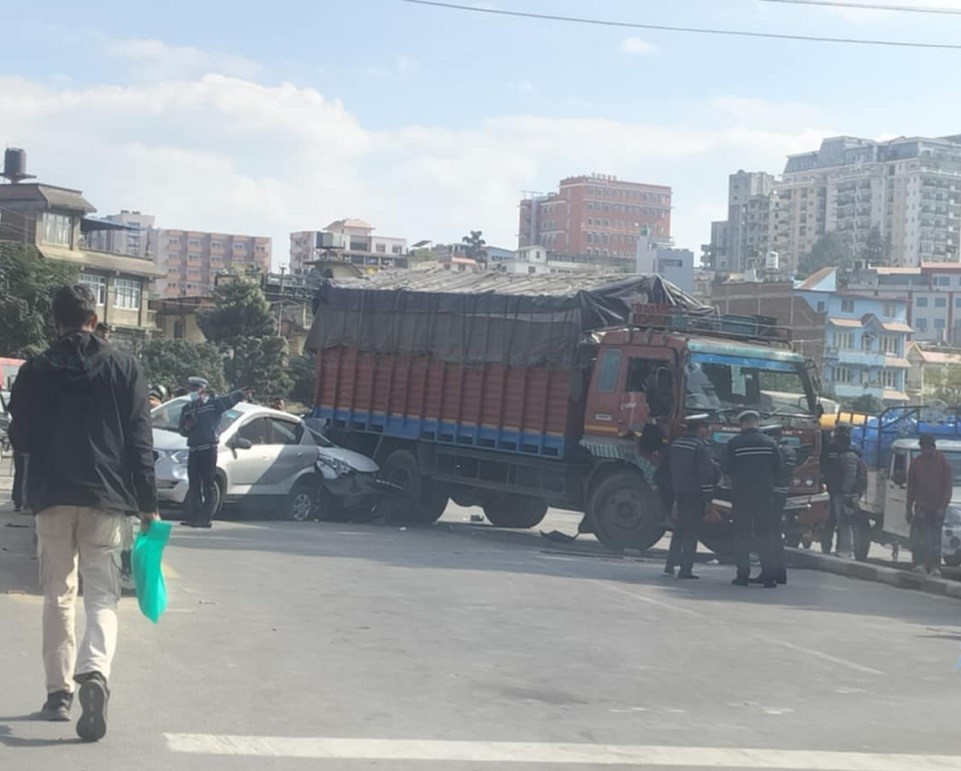 सानेपामा भयानक सडक दुर्घटनाः भारतीय नम्बरको ट्रकले ४ वटा गाडीलाई ठक्कर दियो