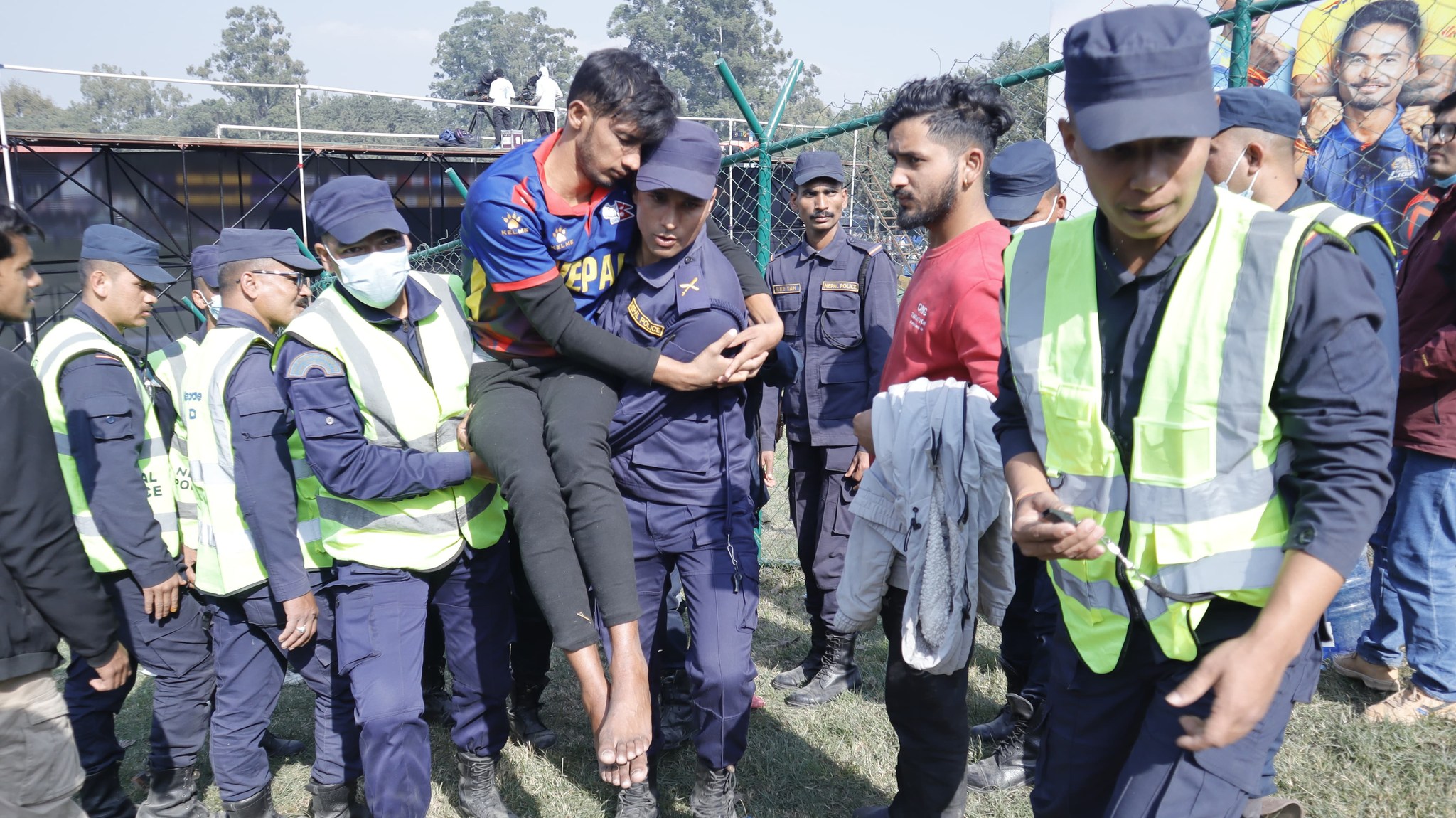 कीर्तिपुरस्थित क्रिकेट मैदानमा भिडमा च्यापिएर दुई प्रहरीसहित ७ जना घाइते