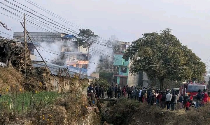 …अनि चन्द्रागिरि नगरकाे दमकल साइरन बजाउँदै मातातिर्थतर्फ उकालाे लाग्याे, आगलागीबाट ५ लाख बराबरको धनमाल क्षति