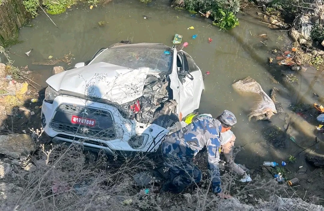 तीन जना सवार कार चोभारमा दुर्घटनाग्रस्त