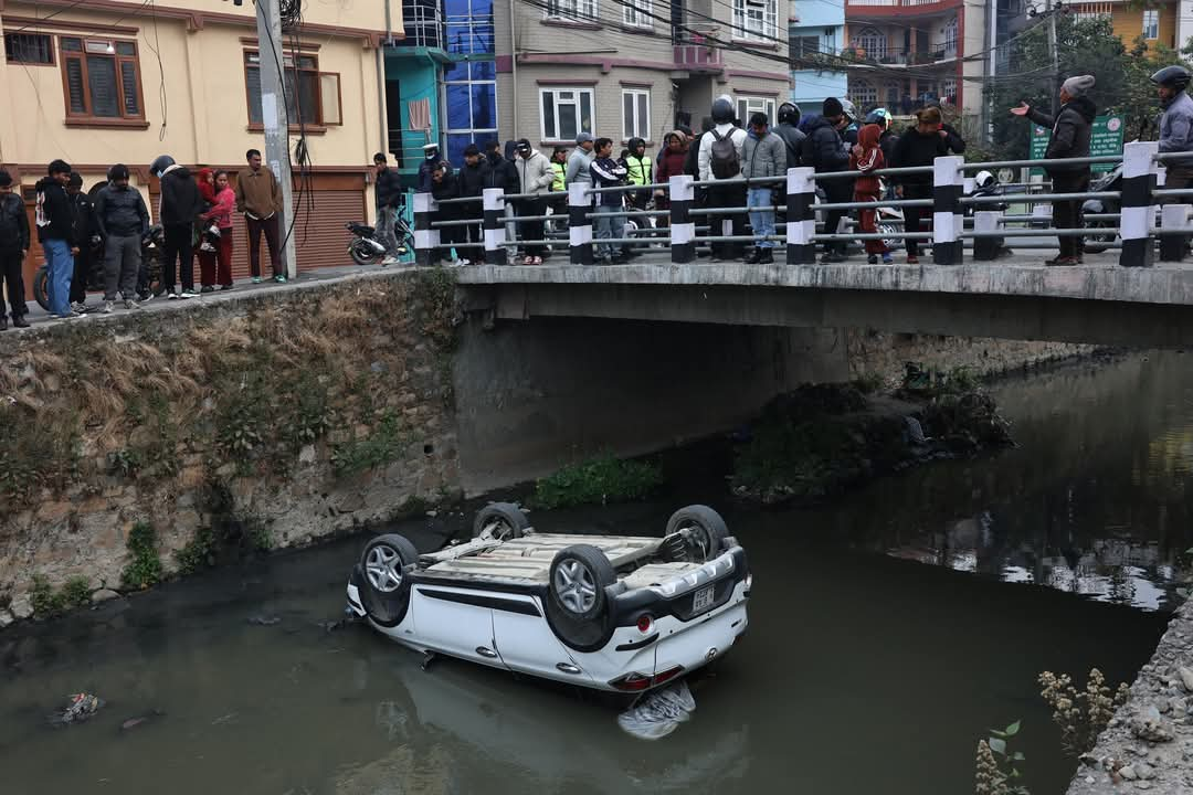 धाेबी खाेलामा कार खस्याे, चालक सकुशल