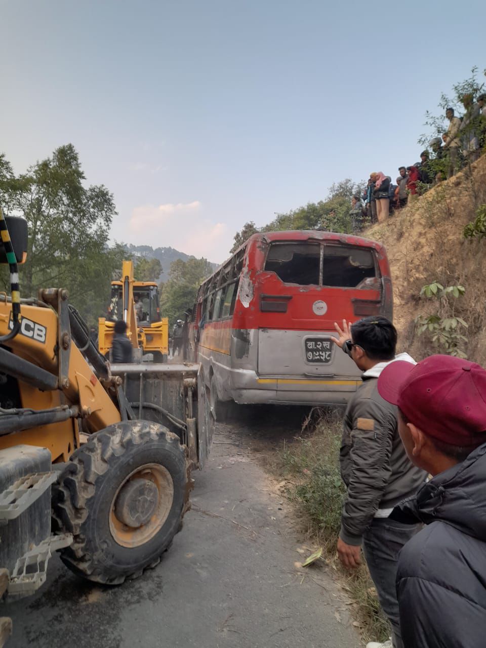 नगरकोट पिकनिक गएर फर्किएको स्कुल बस शंखरापुरमा दुर्घटना, तीन जनाको मृत्यु